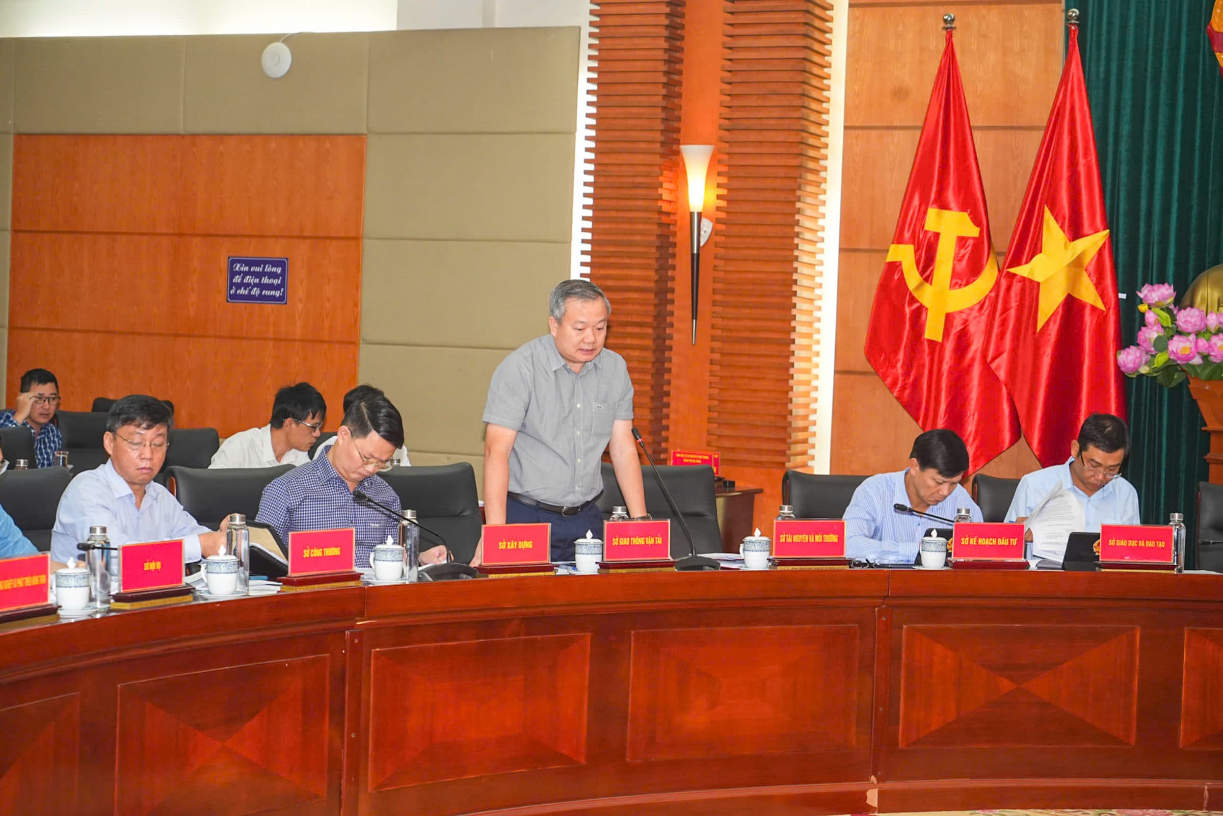 Agree on the content of the draft report on resolution results and respond to specific recommendations sent by voters to the 18th Session of the 16th City People's Council.
