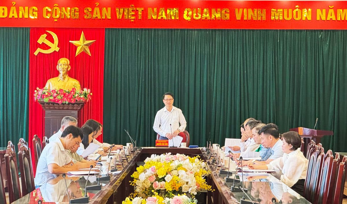 The Editorial Team assisting the Document Subcommittee of the 17th City Party Congress meets to give opinions on the draft Proposal and detailed outline of the Political Report of the 17th Congress