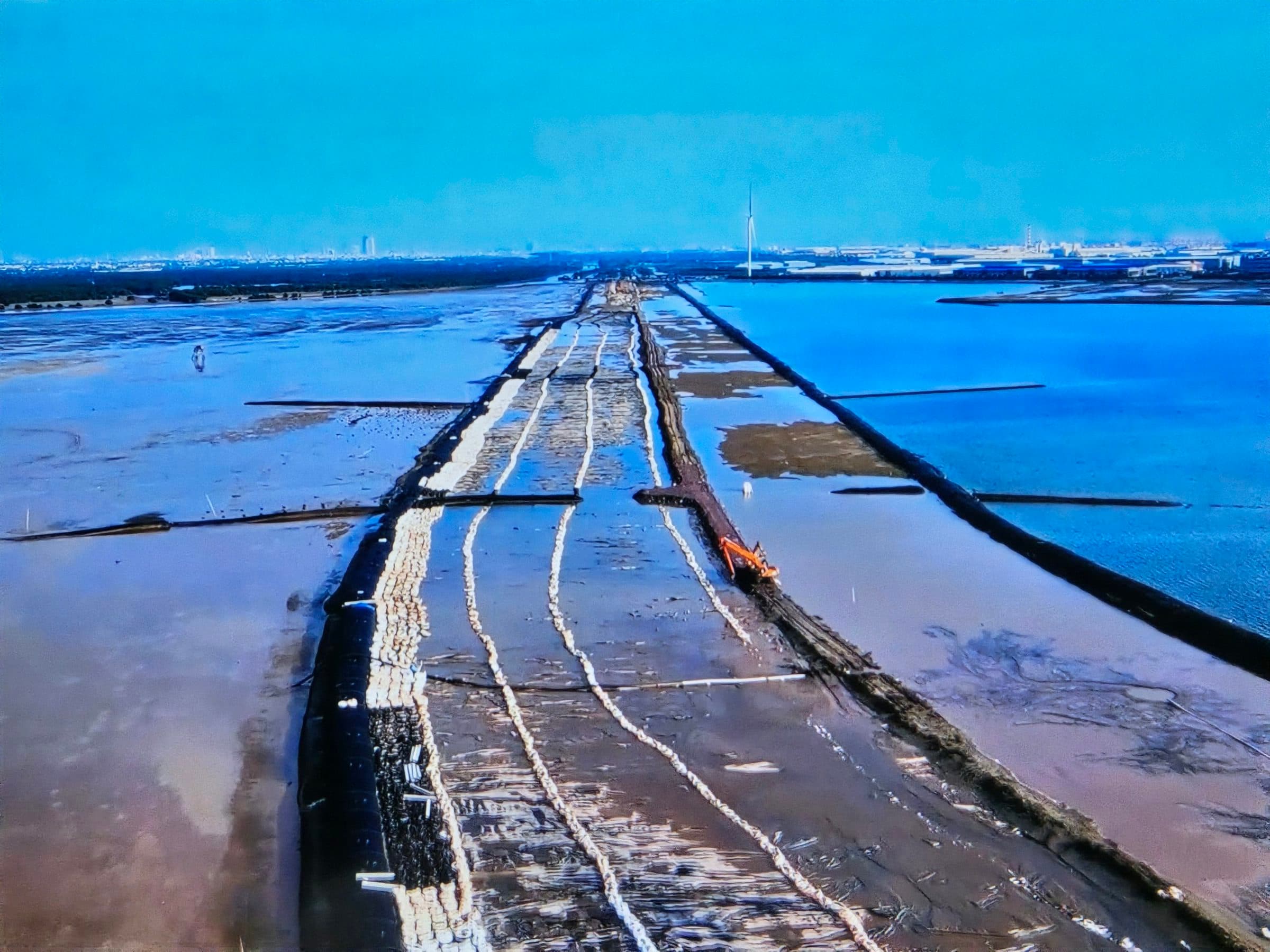 Speed up the construction progress of the investment project to build the Nam Dinh Vu sea dyke
