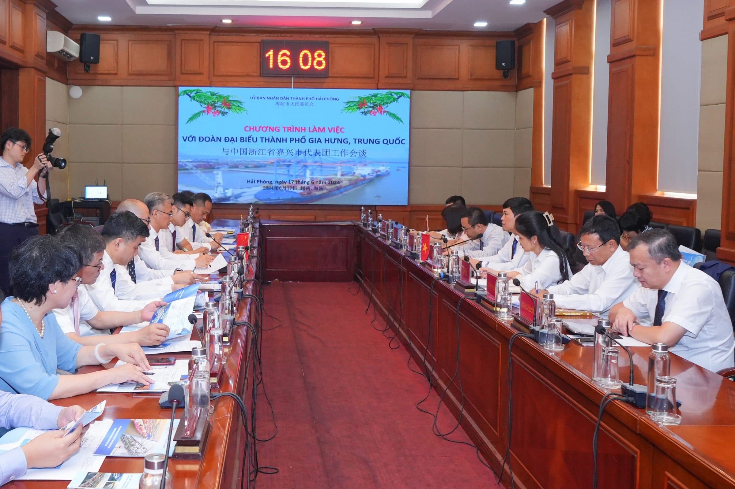 Connecting cooperation between Hai Phong and Jiaxing city, Zhejiang province, China