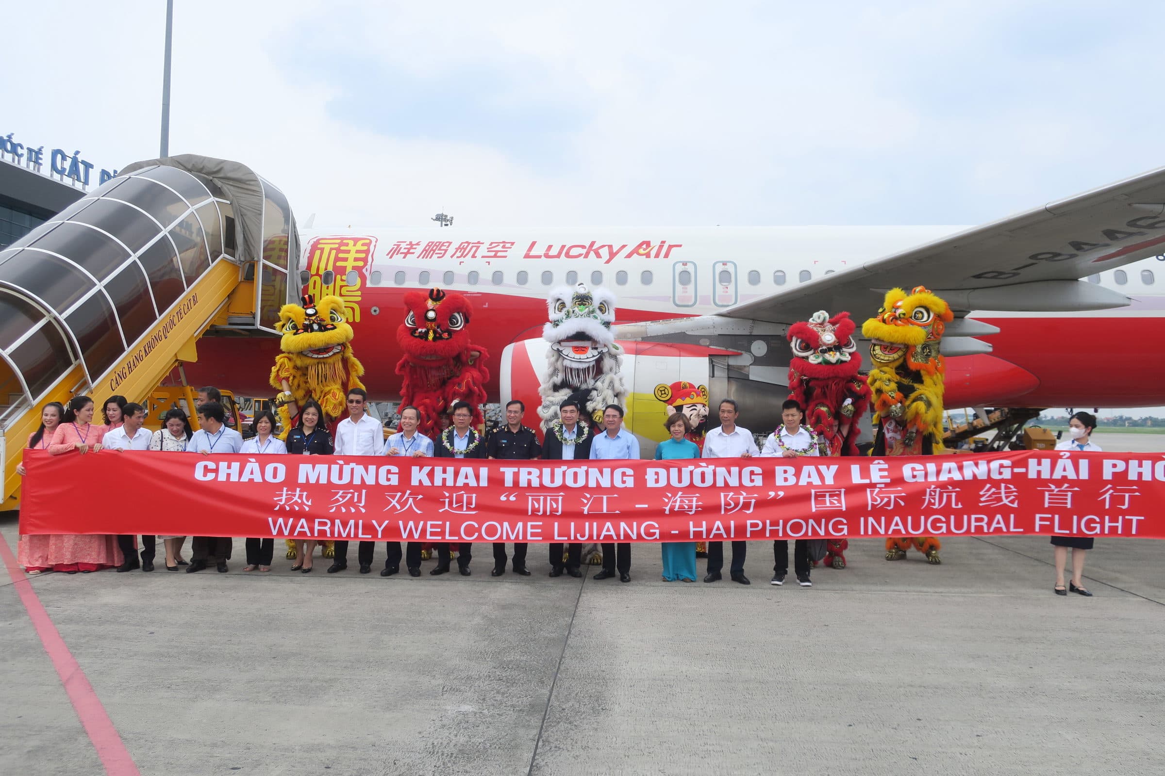 The first flight departing from Lijiang (Yunnan, China) landed at Catbi International Airport