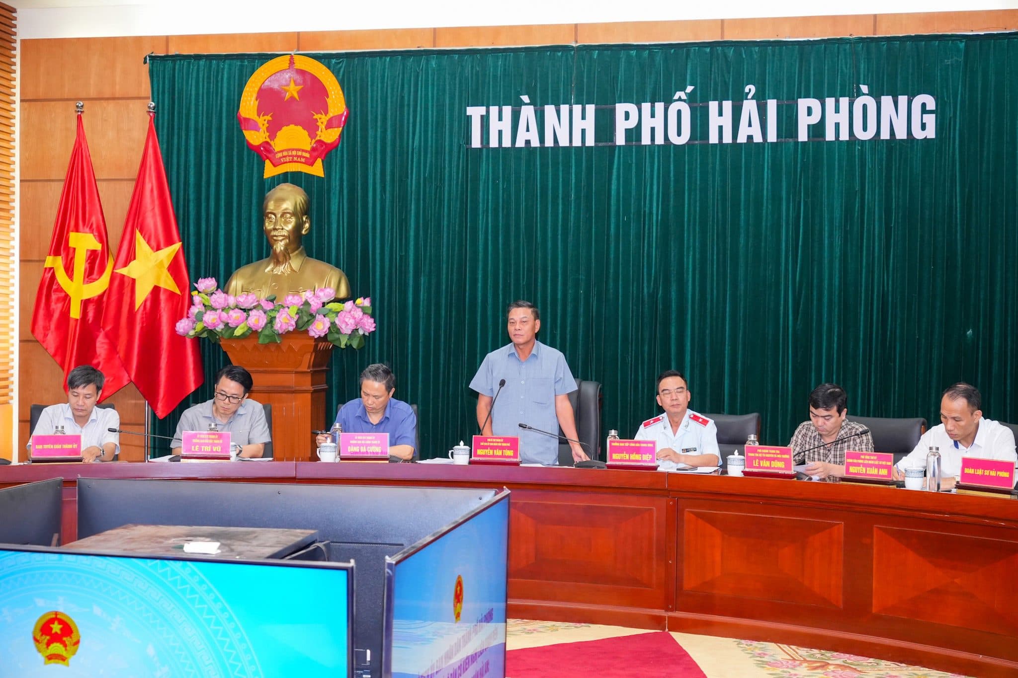 Chairman of the City People's Committee worked with households who had petitions about land prices in Dang Lam Area 1, 2 and Trai Le Area, Kenh Duong - Vinh Niem