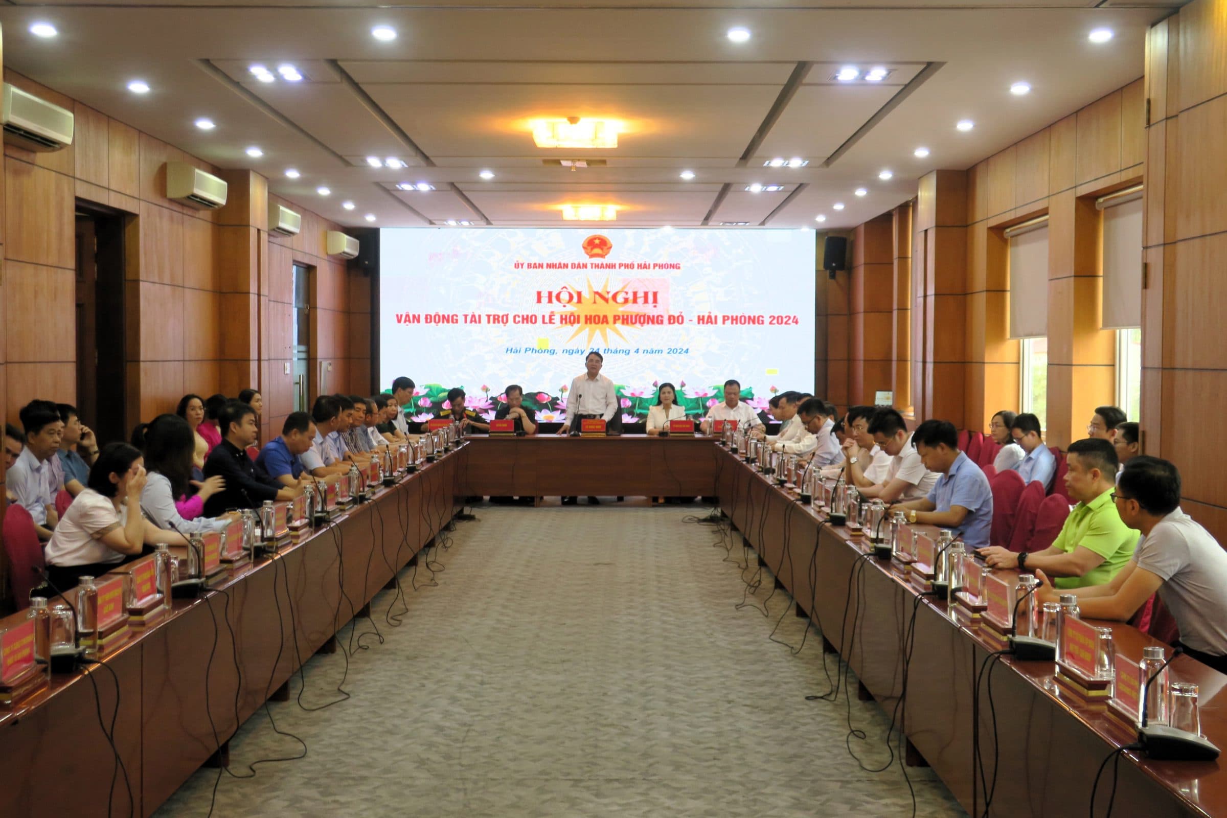 기업들은 Red Poinciana Festival - Hai Phong 2024를 조직하기 위해 약 250억 VND를 지원하기 위해 협력합니다.