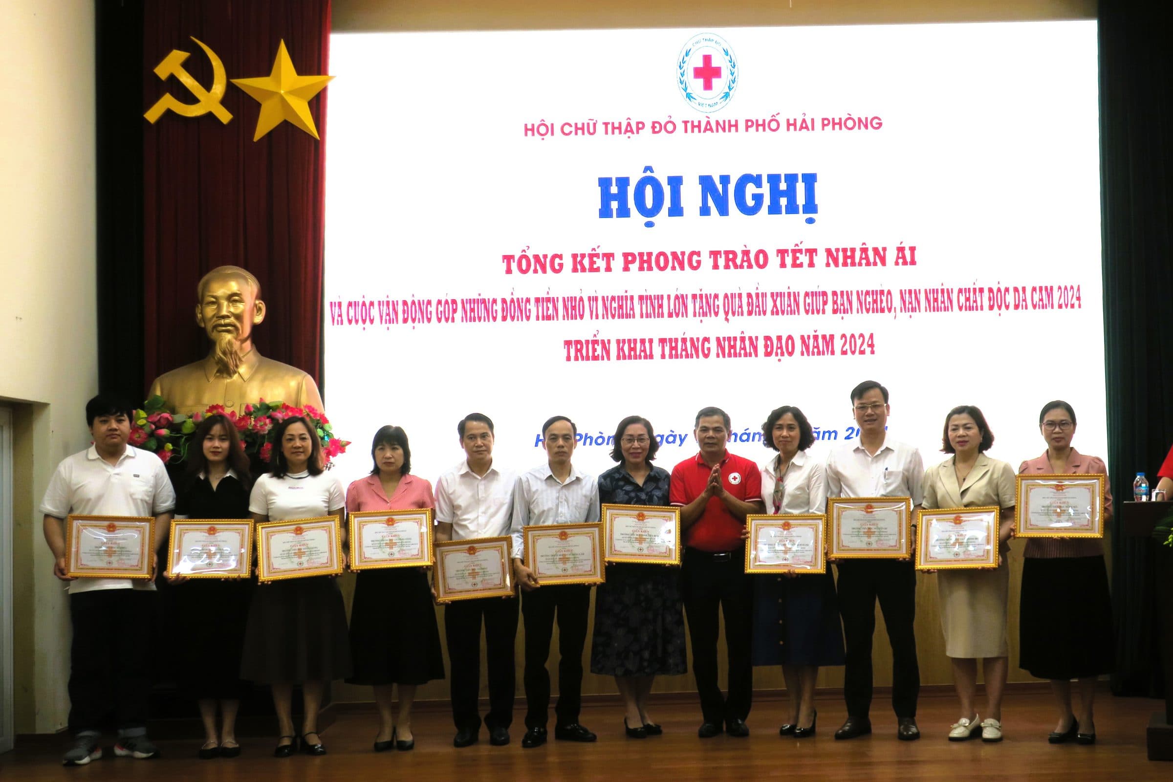 Units and businesses donated more than 3 billion VND to implement Humanitarian Month activities in 2024