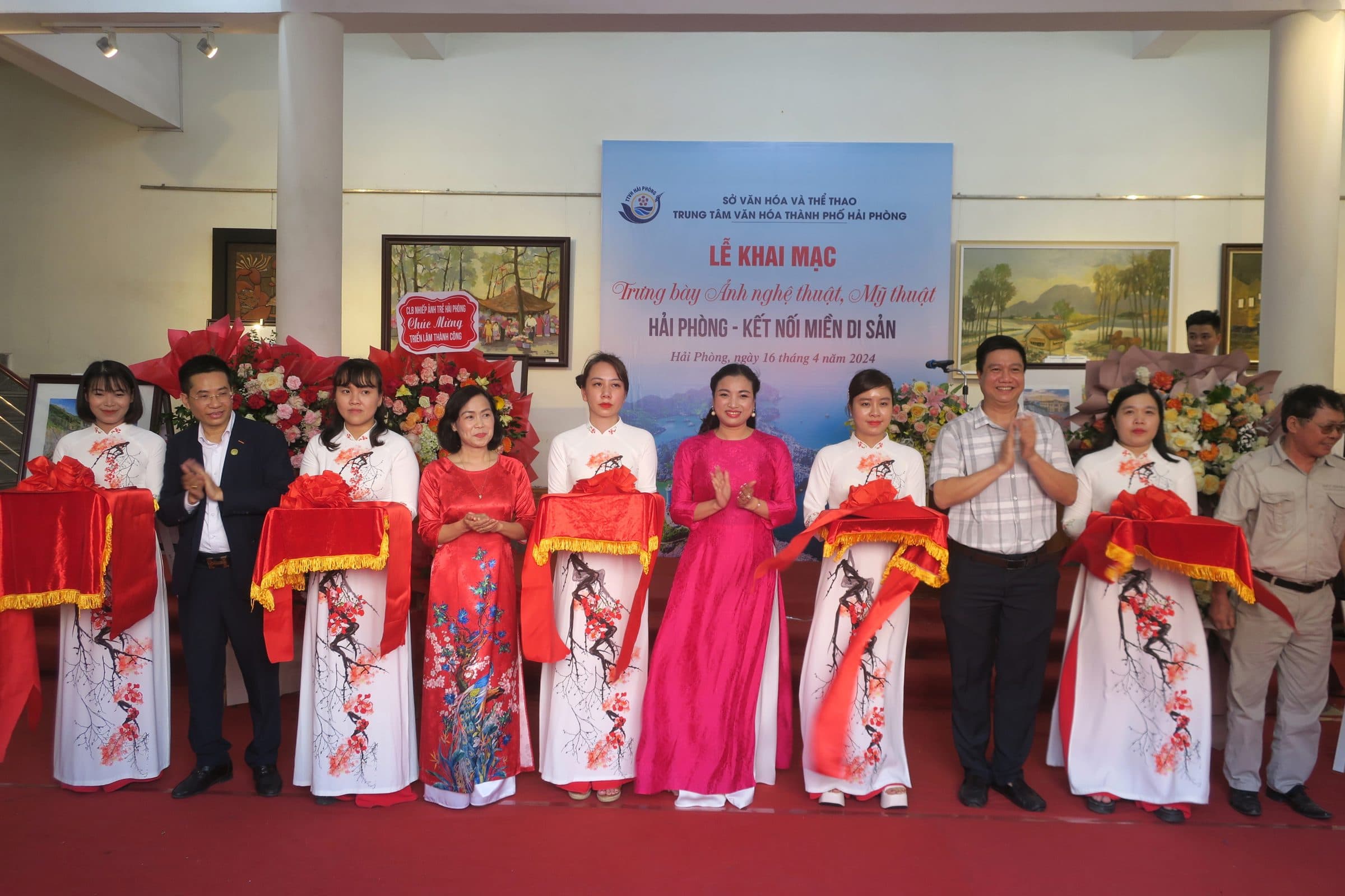 Opening of art and fine art photo exhibition "Hai Phong - Connecting heritage regions"