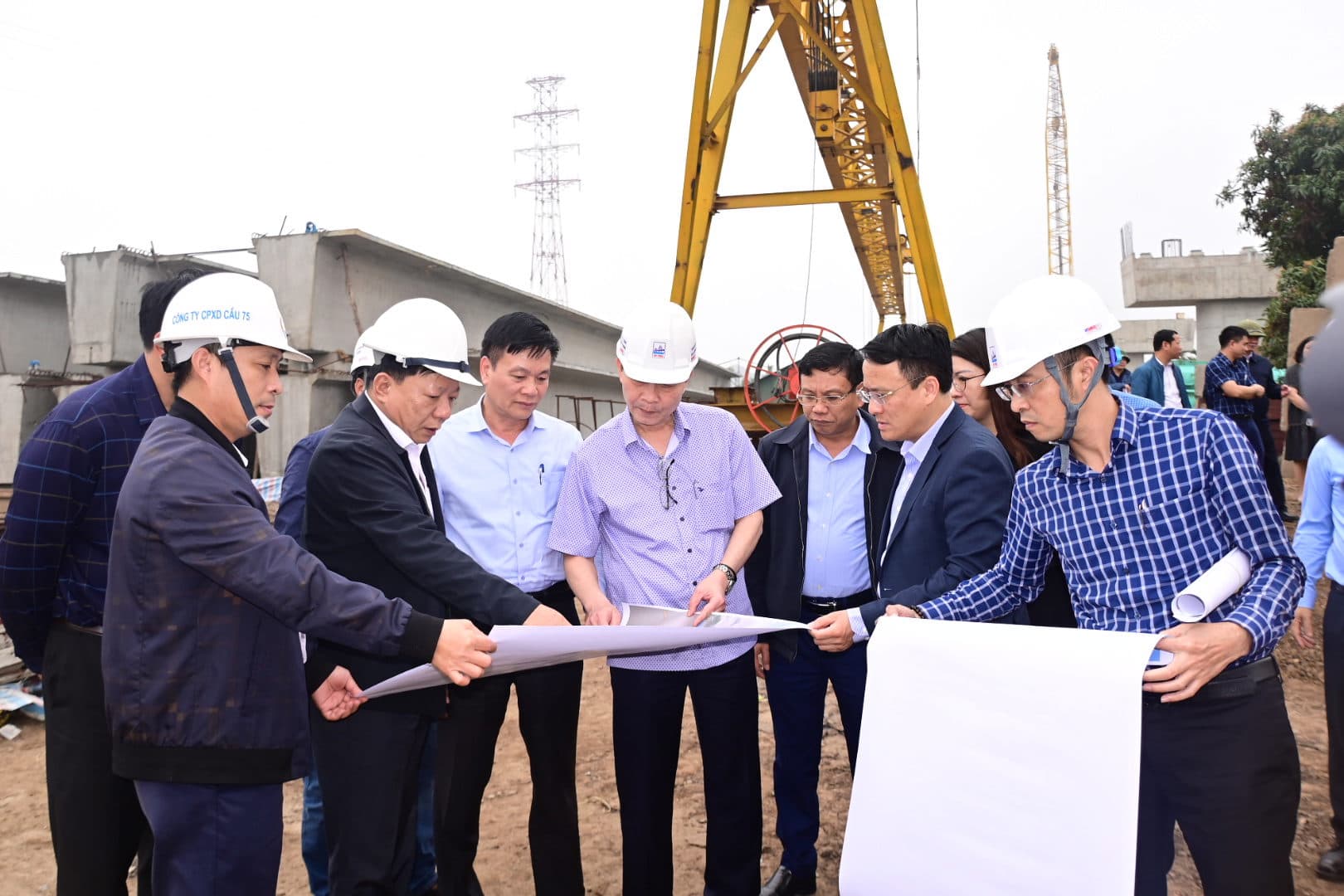 Phó Chủ tịch UBND thành phố Nguyễn Đức Thọ kiểm tra tiến độ thực hiện Dự án đầu tư xây dựng cầu Lại Xuân và cải tạo, mở rộng Đường tỉnh 352