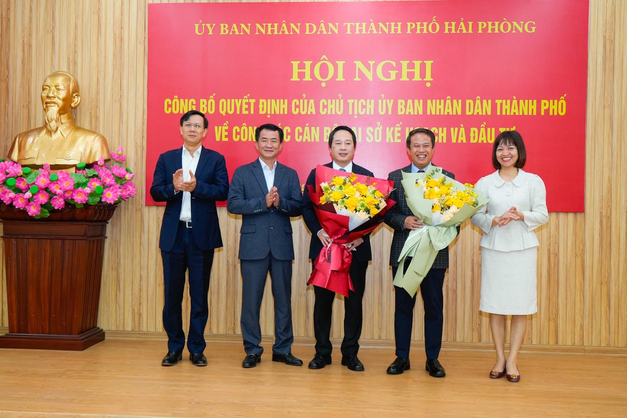 회의는 재무부 인사 업무에 관한 시 인민위원회 위원장의 결정을 발표했습니다.