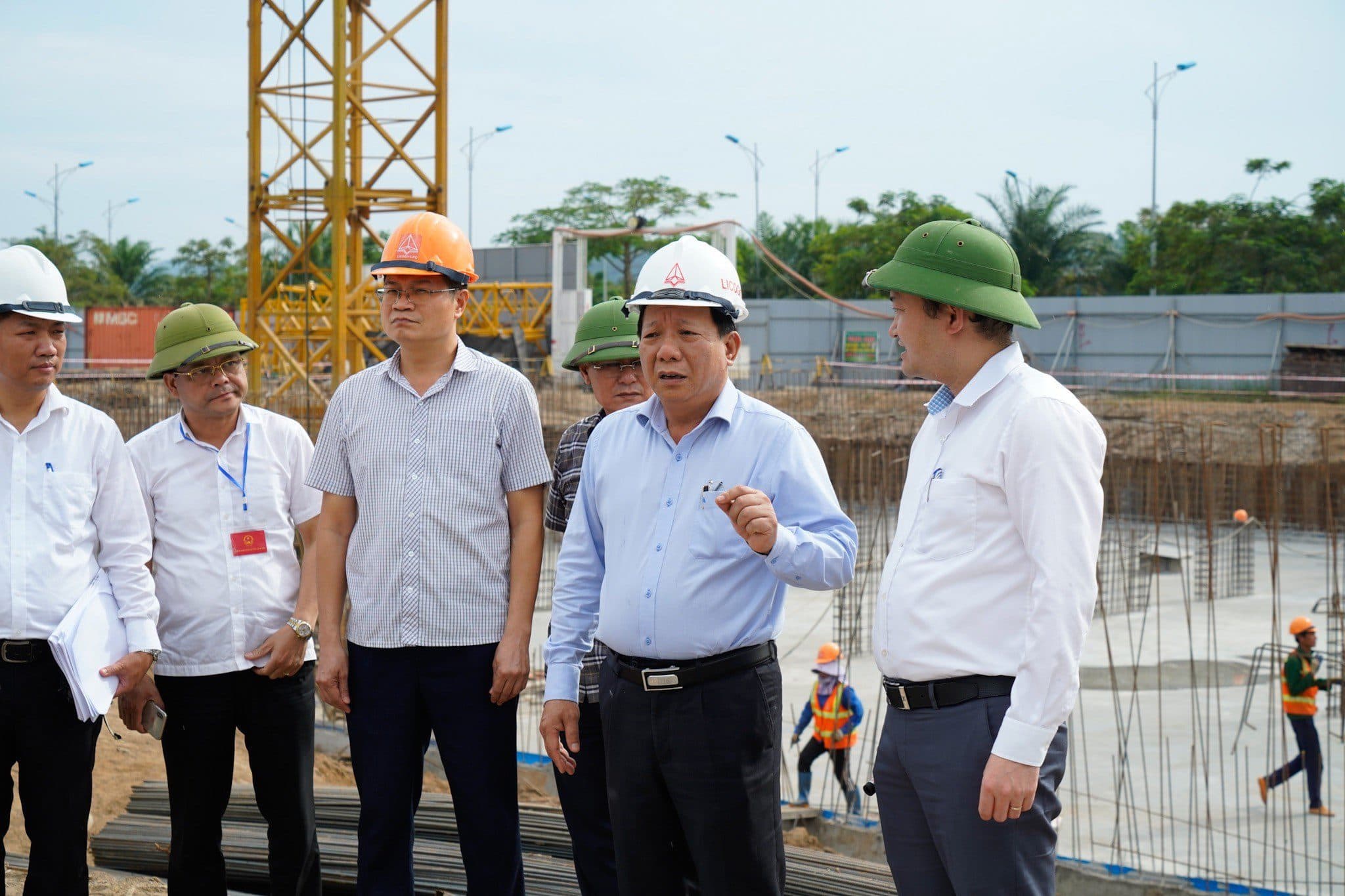 Vice Chairman of the City People's Committee Nguyen Duc Tho inspected the progress of construction implementation and the sale of social housing and housing for workers