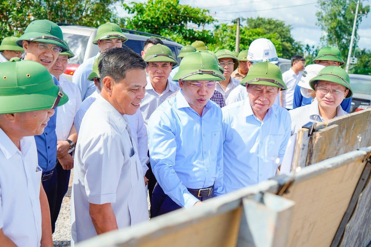 Leaders of Hai Phong city and Quang Ninh province check the progress of implementing strategic road bridge projects connecting the two localities