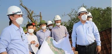 市人民委員会のグエン・ドゥック・トー副委員長は、ビンバオ地区のリーホックコミューンのランアム橋と海岸道路を結ぶ道路プロジェクトの進捗状況を視察した。