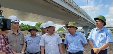 Southern Bridge Binh 교차점과 Ton Duc Thang 거리 교차점을 연결하는 도로 건설 투자 프로젝트 - 수로 도로 - 5번 국도: 프로젝트를 위한 깨끗한 땅의 조기 인도를 지원하기 위해 가구 동원