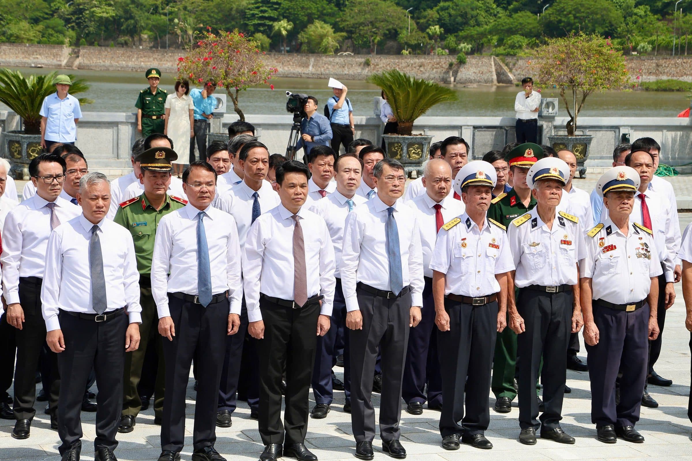 Thủ tướng Chính phủ Lê Minh Hưng dâng hương, trồng cây lưu niệm tại Quần thể di tích bến K15 và thăm cá nhân tiêu biểu tại phường Đồ Sơn