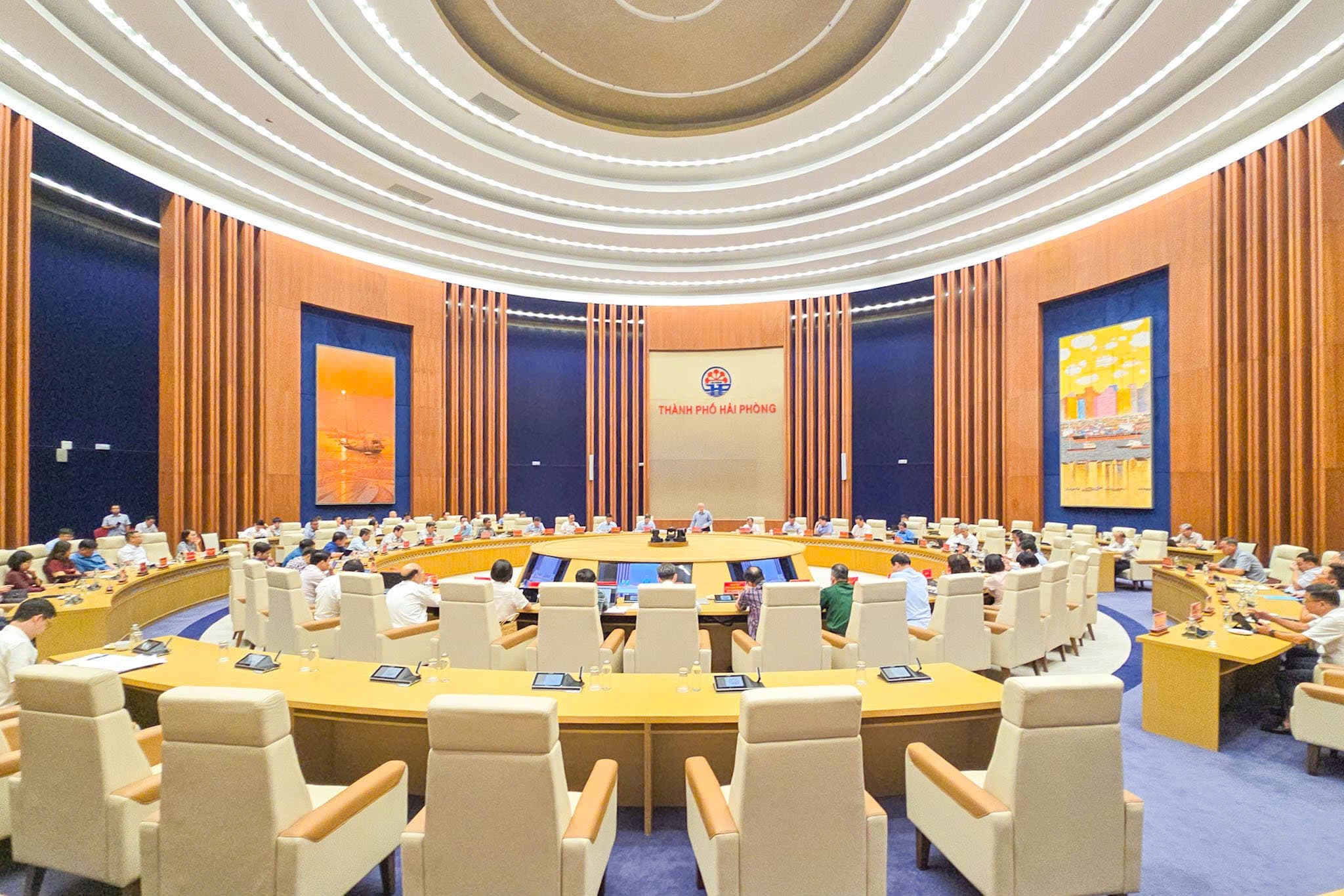 Sáng 28/9, UBND thành phố tổ chức Phiên họp thường kỳ tháng 9 năm 2026 đánh giá kết quả thực hiện nhiệm vụ phát triển kinh tế - xã hội tháng 9, quý III và 9 tháng đầu năm; đồng thời triển khai các giải pháp trọng tâm quý IV/2026 theo hình thức trực tiếp kết hợp trực tuyến tới các điểm cầu cấp xã, phường, đặc khu trên địa bàn thành phố.
