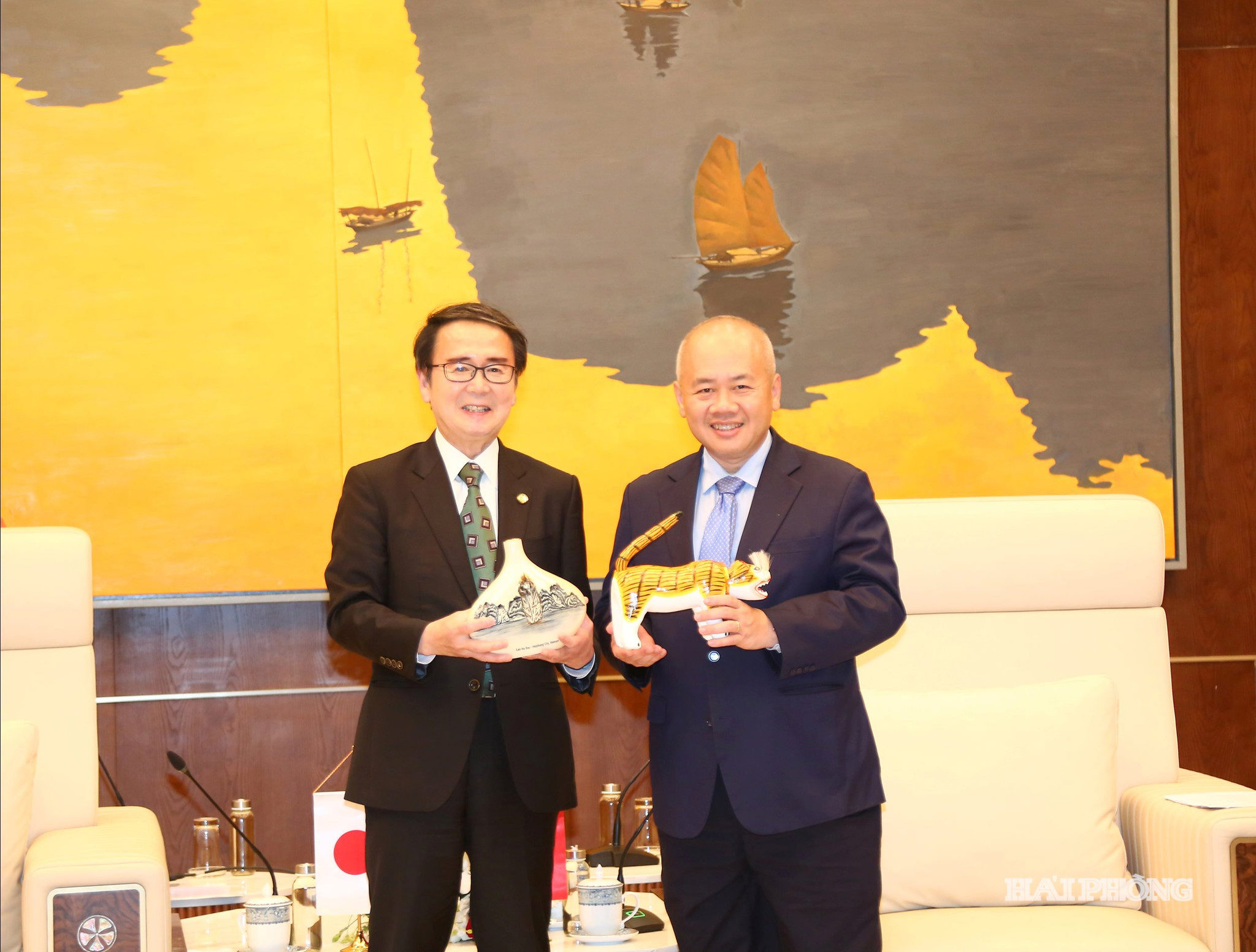 Comrade Do Thanh Trung, Chairman of the City People's Committee presented gifts to the Kagawa Prefecture Working Group