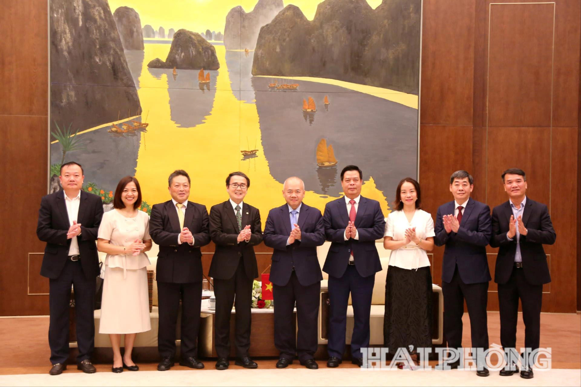 Comrade Do Thanh Trung, Chairman of the City People's Committee and representatives of the city's Departments and Sectors took souvenir photos with the Kagawa Prefecture Working Group