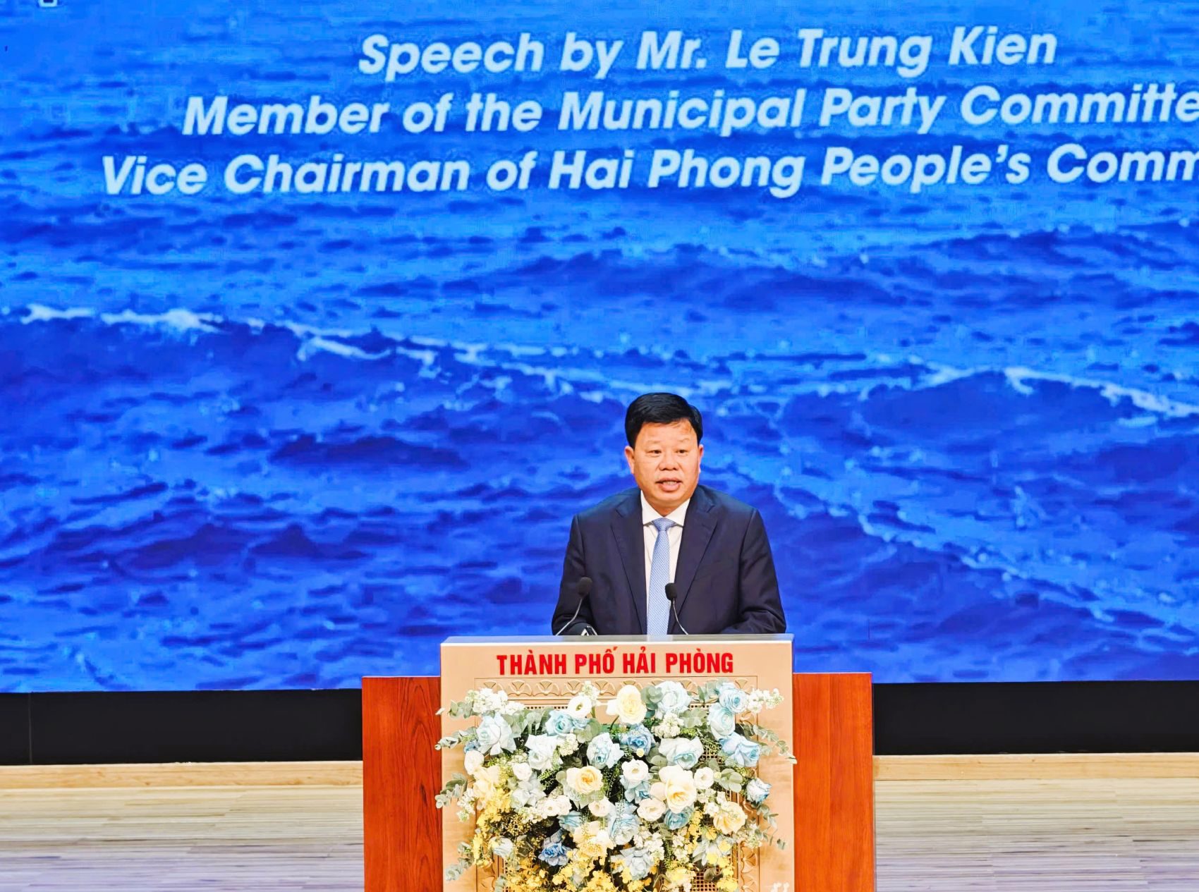 Ong_Le_Trung_Kien_Pho_ch_tch_UBND_TP._Hi_Phong_phat_biu_b_mc_Hi_ngh._nh-_Thanh_Sn.jpg